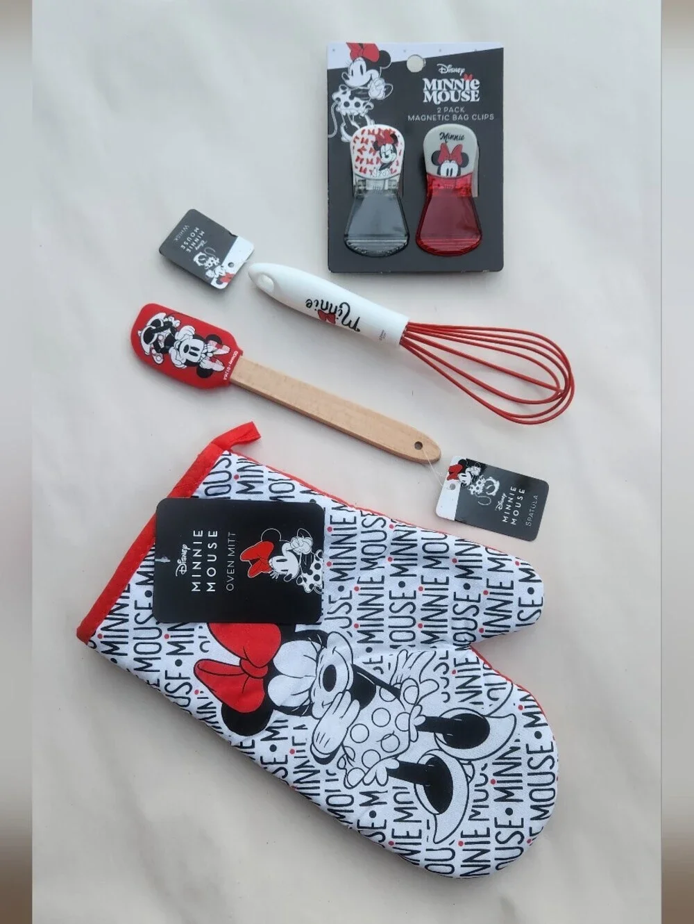 NWT Disney Minnie Mouse 4-Piece Baking Set